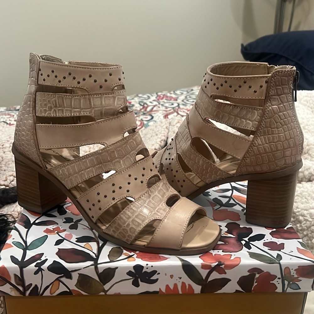Gimmicks heels… from the Buckle